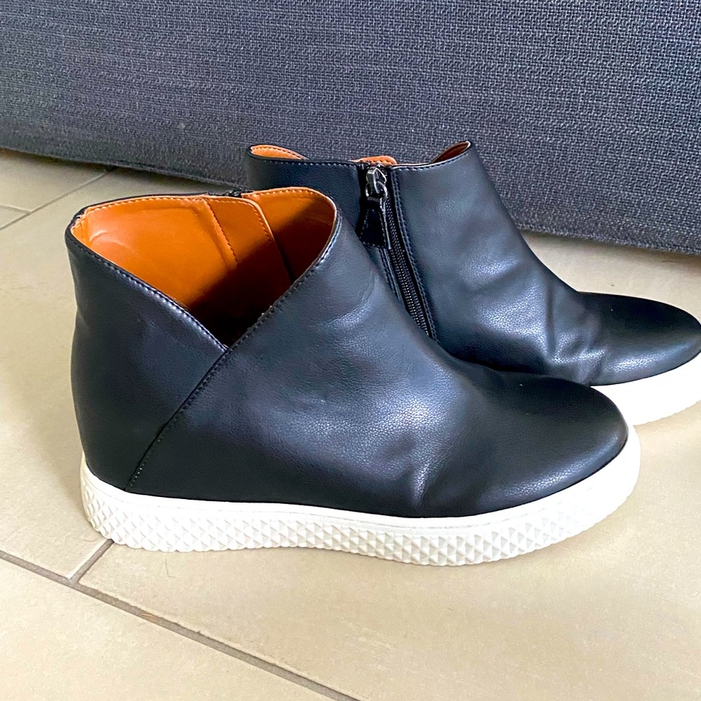 Aerosols size 8.5 black platform boot with zipper (NEW)